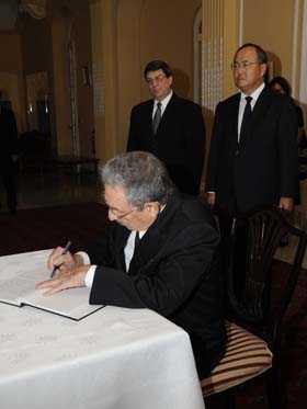 Firma Raúl Castro libro de condolencias por víctimas de Japón