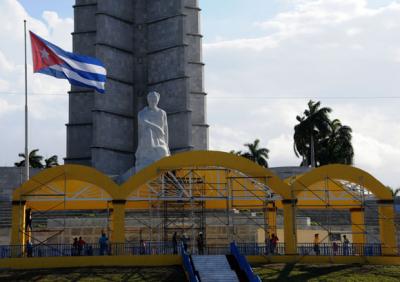 Casi listo el altar en la Plaza de la Revolución para la misa de Benedicto XVI