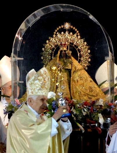 El Papa ofrece Rosa de Oro a la Virgen y saluda a Raúl