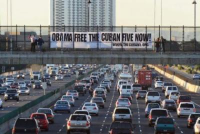 Enorme cartel por los Cinco en Autopista de California